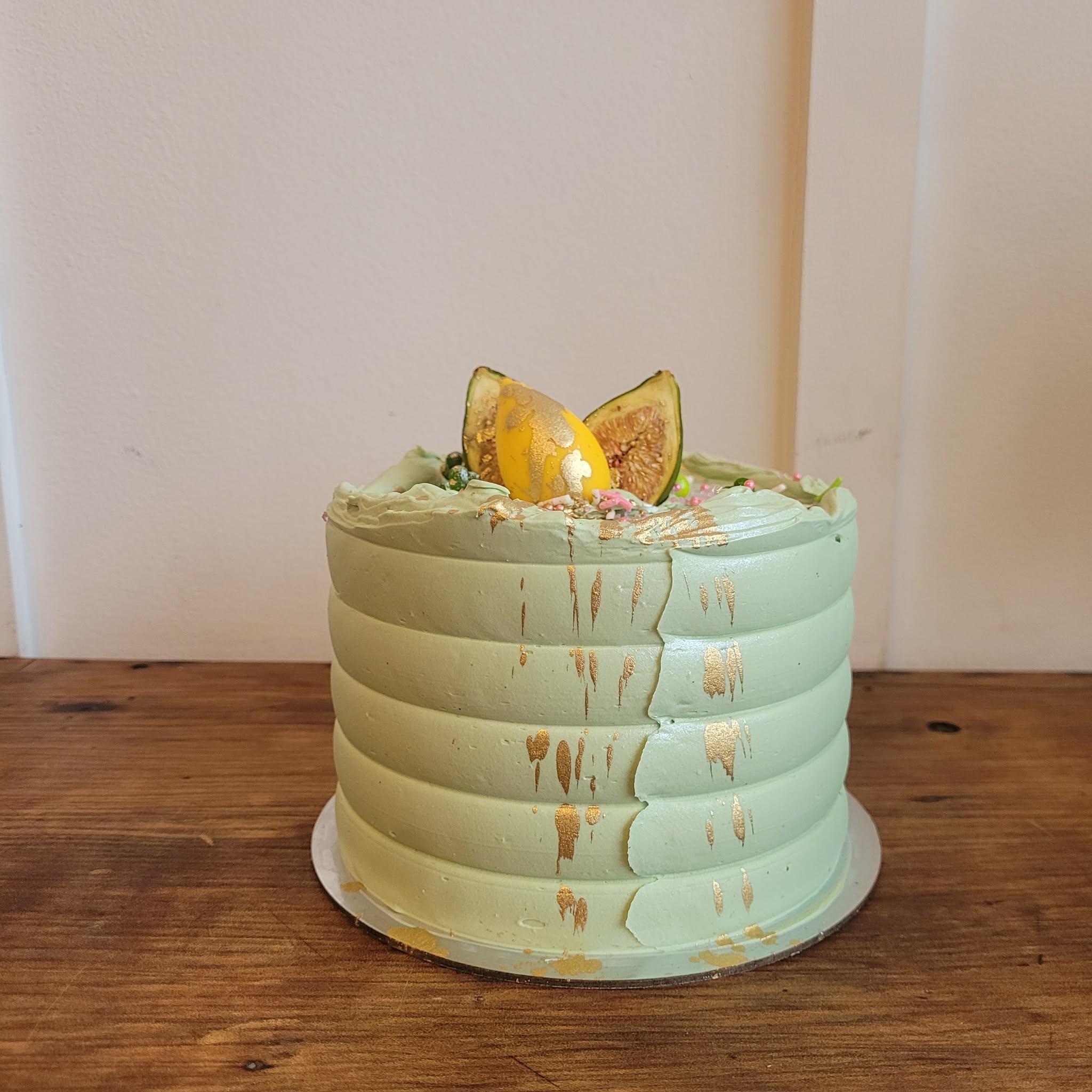 5″ Vanilla Cake With Caramel Vanilla Cheesecake Centre