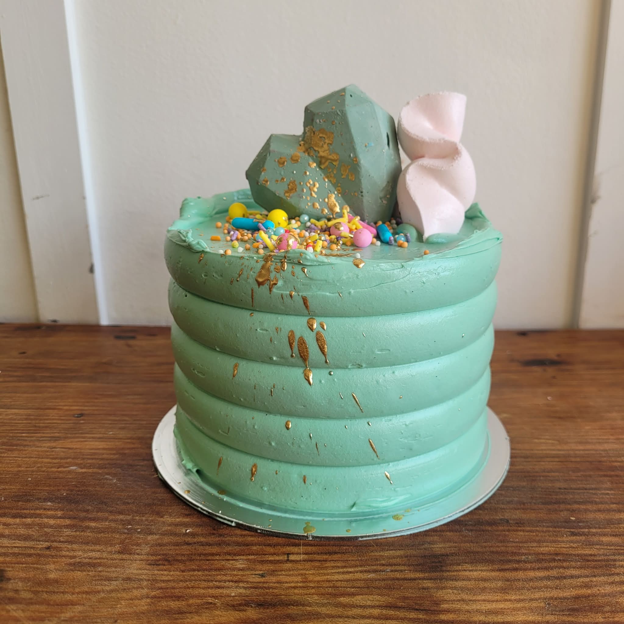 5″ Vanilla Cake With White Chocolate Mousse And Caramel Centre
